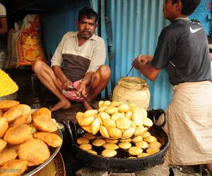 غذای خیابانی ؛ غذای فوق العاده ای که مرد هندی تو تابه وسط خیابون درست کرد ولی کثیف