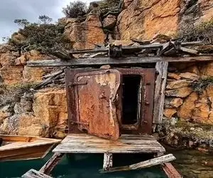 معماری خلاقانه؛ تو خرابه اتاق کارمخفی پر از سلاح و تجهیزات پلیسی ساخت عمرا کسی شک کنه