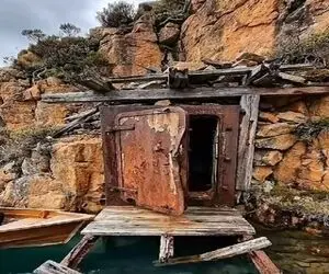 معماری خلاقانه؛ تو خرابه اتاق کارمخفی پر از سلاح و تجهیزات پلیسی ساخت عمرا کسی شک کنه
