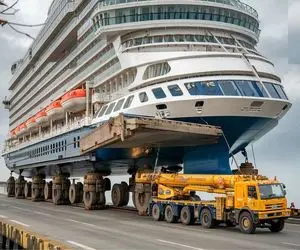 جابه جایی جانکاه؛ دوتا یدک کش و چسبوندن به تریلی کشتی کروز شکسته رو با آدماش بردن