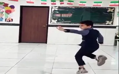 آواز شاد؛ هنرنمایی یک معلم پایه و دانش آموز شیطونش وسط کلاس با حرکات باحال
