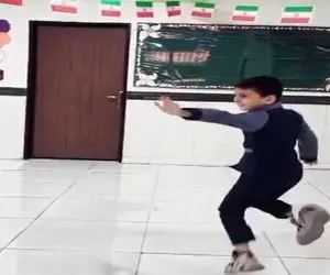 آواز شاد؛ هنرنمایی یک معلم پایه و دانش آموز شیطونش وسط کلاس با حرکات باحال