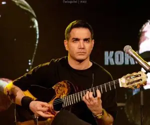 آواز احساسی/جفت چشمای یگانه موقع خوندن بهت قول میدم سخت نیست پر شده