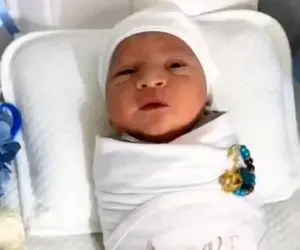 سوتی خندان؛ نوزاد سخنگو ده روزشه یارو لپشو کشید جوری چکش زد تلافی همه نوزادای بی زبون