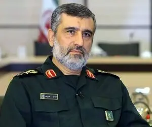 فرزند شهید حاجی‌زاده در آغوش مخبر در بهشت زهرا (س)