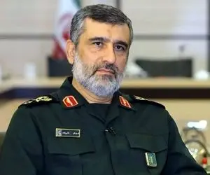 فرزند شهید حاجی‌زاده در آغوش مخبر در بهشت زهرا (س)