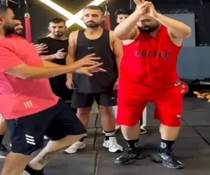 آواز شاد؛ مربی به پسرای باشگاه گفته برقصید 2تاشون یه کاری کردن بقیه آب روغن قاطی کردن