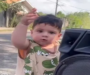 آواز محلی؛ بچه از چاقی زیاد چین افتاده دستای تپلش جوری تاتی تاتی کنان رقصید غش میری