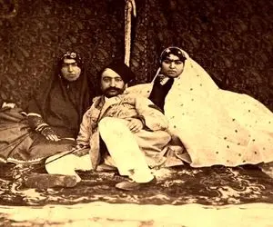 وقتی ناصرالدین شاه، شمس‌الدوله و عالیه خانم به سبک انیمه‌ها عکس گرفتن