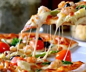 غذای فوری؛ پیتزا پنج دقیقه‌ای بدون فر و بدون ورز دادن خمیر