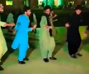 آواز محلی؛ رقص و پایکوبی جوندار مردای بلوچی با فیگور قدرتی که اووو اووو جیغم میزنن