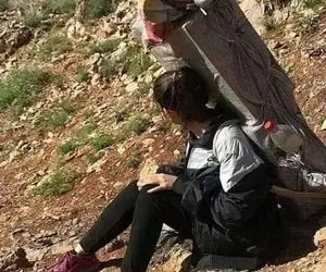 (عکس) تصویری تامل برانگیز از کولبری دختر نوجوان در کردستان