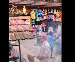 آواز خیابانی؛ ببینید آقای کباب پز چه شبیه خوانندش آهنگ خونه دل جای شماست رو میخونه