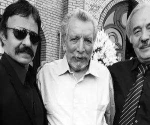 آواز اصیل؛ رضا عقیلی با گریه و عصا به دست سرمزار رفیق شیشش محمدعلی فردین