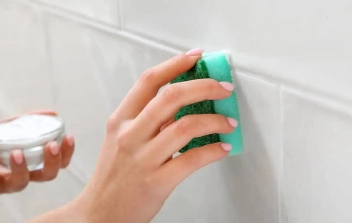 cleaning-white-wall-1-1024x649