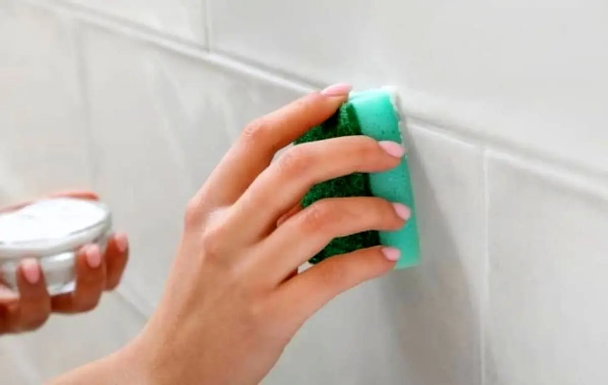 cleaning-white-wall-1-1024x649