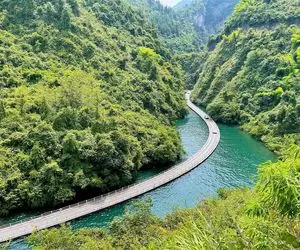 جاده‌های هیجان‌انگیز؛ این پل از وسط یه رودخونه رد میشه اگه دست از پا خطا کنی غرق شدی