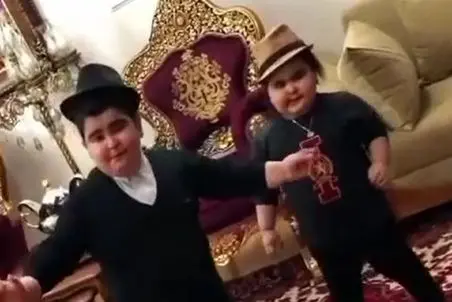 آواز شاد؛ رقص آذری و اصیل دوتا پسربچه گردالی و تپل که قند تو دل هر آدمی آب میکنه