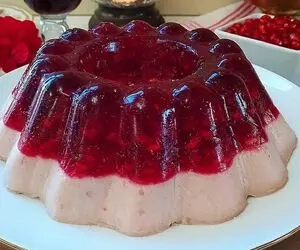 طرز تهیه "ژله انار با یه کرم خوشمزه" برای شب یلدا؛ چجوری ژله رو از قالب خارج کنیم؟