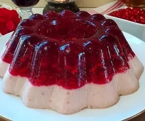 طرز تهیه "ژله انار با یه کرم خوشمزه" برای شب یلدا؛ چجوری ژله رو از قالب خارج کنیم؟