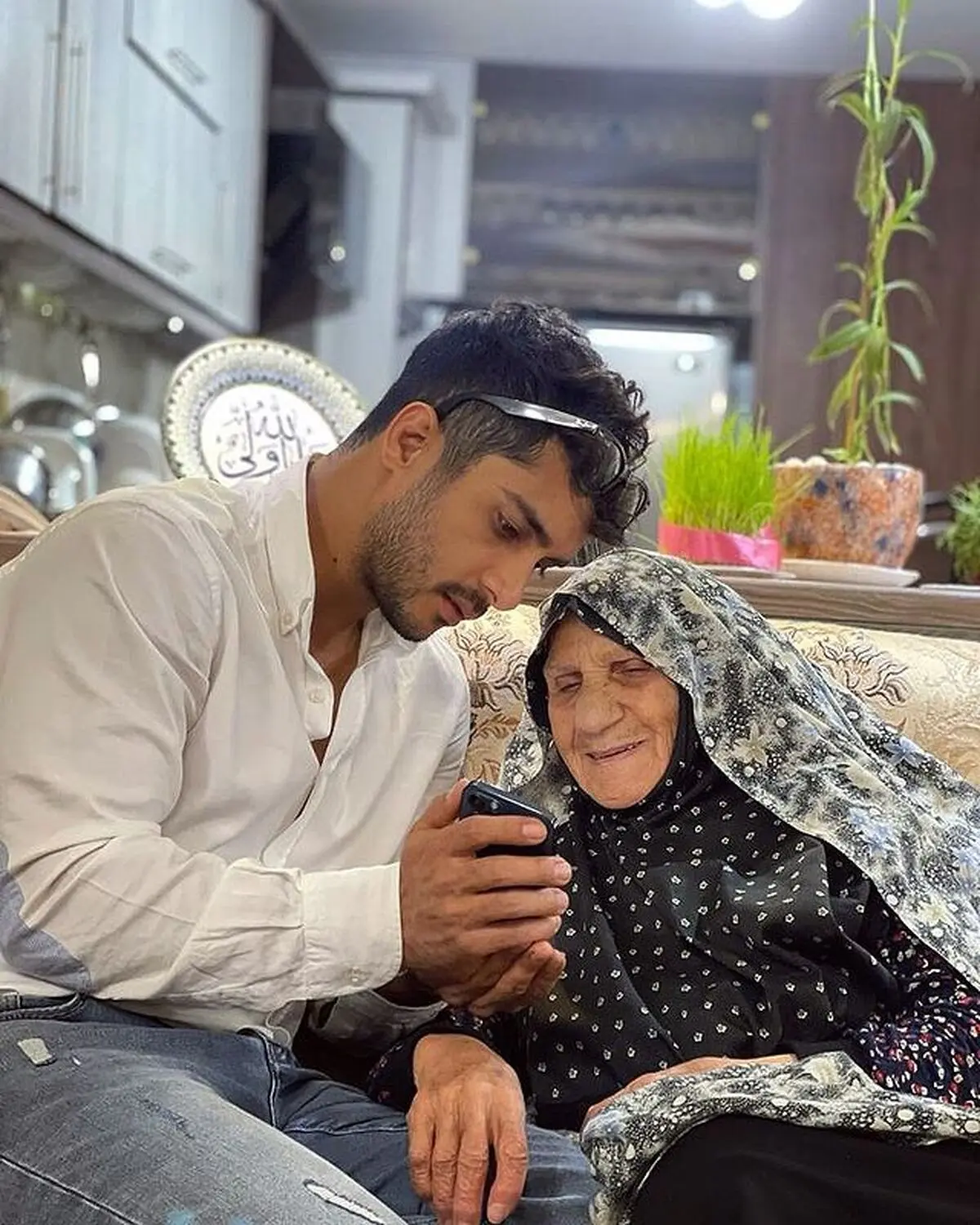 ساعد سهیلی در کنار مادربزرگش
