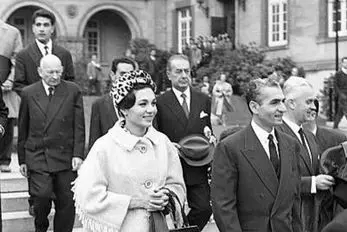 سفر به ایام قدیم سال 1330؛  تیپ فرح دیبا پهلوی وقتی دانش آموز دبیرستان بود