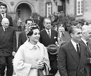 سفر به ایام قدیم سال 1330؛  تیپ فرح دیبا پهلوی وقتی دانش آموز دبیرستان بود