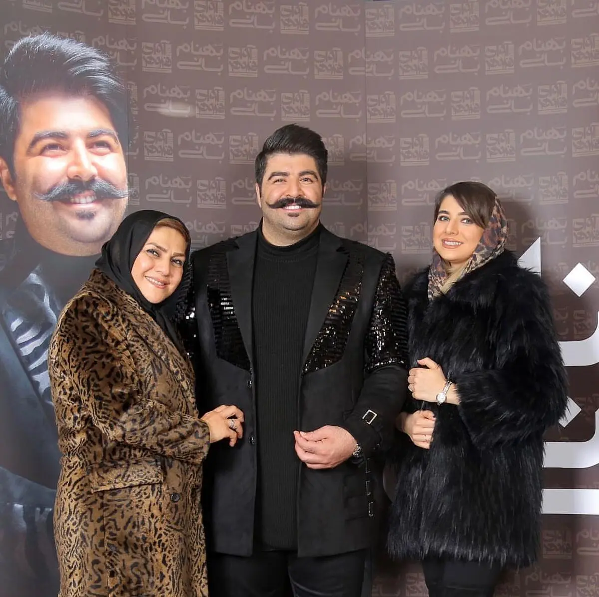 بهنام بانی در کنار مادر و خواهرش