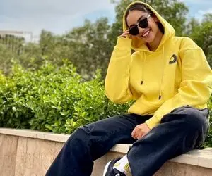 ترلان پروانه با شلوار بگ و هودی زردش باز هم درخشید!