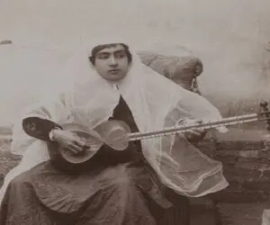یک عکس یک روایت؛ زنان قاجاریه با چادر چاقچور مجلس گرم کن بودن نوازندگی میکردن