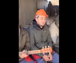 آواز خیابانی؛ آقاهه با لباس کار طوری خارجی میخونه که هوش از سرت میپره فقط غذاشون چیه؟