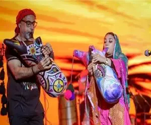 مطربی شاد/دختر شریفان با پدرش شروع میکنه هله دان دان خوندن که همه میریزن وسط