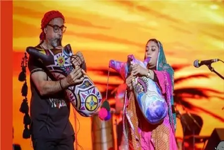 مطربی شاد/دختر شریفان با پدرش شروع میکنه هله دان دان خوندن که همه میریزن وسط