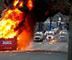 اعتراضات عمومی در ایرلند شمالی منجر به وقایع خشونت آمیزشد 