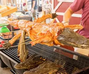 غذای چندش؛ کروکودیلو از وسط دو شقه کرد با رب انار کبابی کرد و به نیش کشید