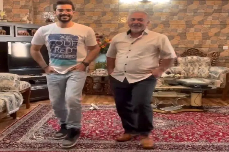 آواز شاد؛ پسره آهنگ پلی کرد با باباش برقصن دید پدر جان خیلی قر تو کمرش فراوونه پاچید