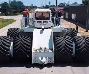 ماشین های پهن پیکر؛ بزرگ ترین تراکتور دنیا که عرضش اندازه پهنای ورزشگاه آزادی هست