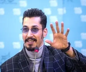 آواز روحی؛ بهرام افشاری ژولیده پولیده نشسته گیتار میزنه ولی بعدش خوند پرواز میکنی
