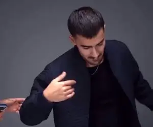 آواز شاد؛ آموزش ناز مردونه کارفرما به مدل که رقصشو دلبر تر انجام بده/دنیا وارونه شده