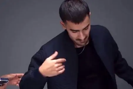 آواز شاد؛ آموزش ناز مردونه کارفرما به مدل که رقصشو دلبر تر انجام بده/دنیا وارونه شده