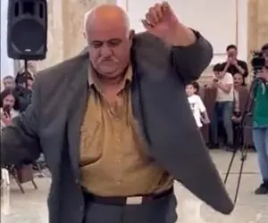 آواز شاد؛ پیرمرد با کلی قند خون و به سختی یه رقص باباکرم خوشگل میره مهمونا میخکوبن