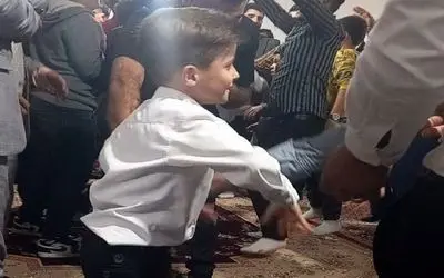 آواز شاد؛ پدر و پسر تو تنگنا چه رقص بابا کرمی میکننن همچین چیزی ندیدی هماهنگ و ریتمی