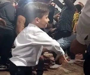 آواز شاد؛ پدر و پسر تو تنگنا چه رقص بابا کرمی میکننن همچین چیزی ندیدی هماهنگ و ریتمی