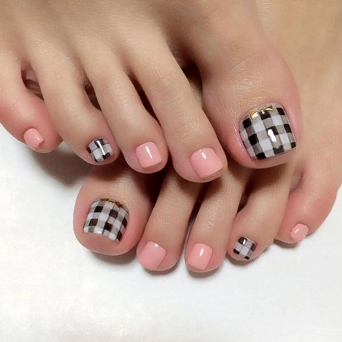 the-latest-model-of-girls-toenail-design-40