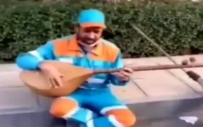 آواز جگرسوز؛ این پاکبان با 2 تار یطوری سوزناک آهنگ میزنه دل رهگذرهارو ریش ریش میکنه