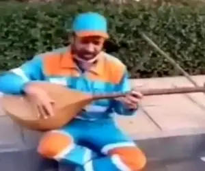 آواز جگرسوز؛ این پاکبان با 2 تار یطوری سوزناک آهنگ میزنه دل رهگذرهارو ریش ریش میکنه