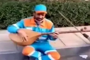 آواز جگرسوز؛ این پاکبان با 2 تار یطوری سوزناک آهنگ میزنه دل رهگذرهارو ریش ریش میکنه