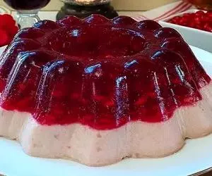 طرز تهیه ژله انار با کرم شیر واسه شب یلدا؛ ترفندهای جدا کردن دسر از قالب