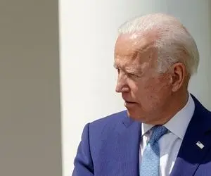 تلاش نافرجام بایدن برای پوشیدن کتش