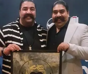 اواز احساسی؛ برادر دوقلو بهنام بانی تو ماشین آهنگ معروف بهنام رو خوند